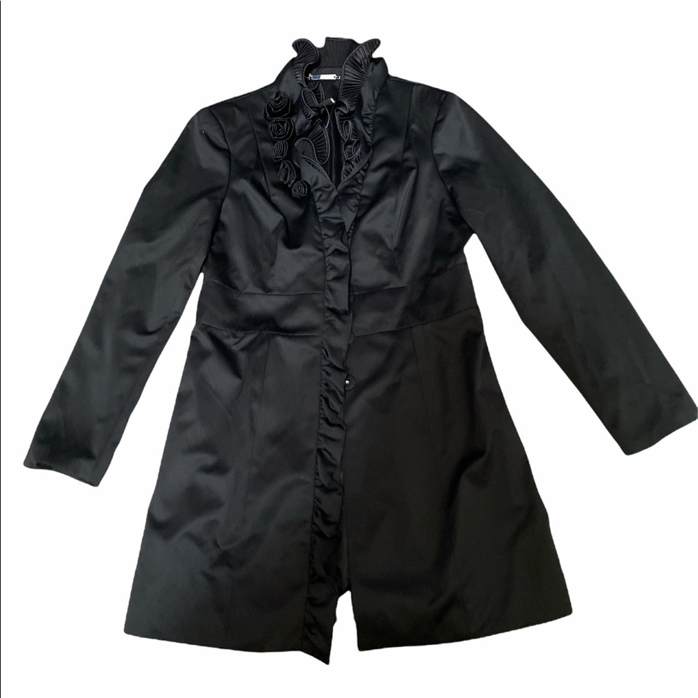 WHITE BLACK RUFFLED COAT